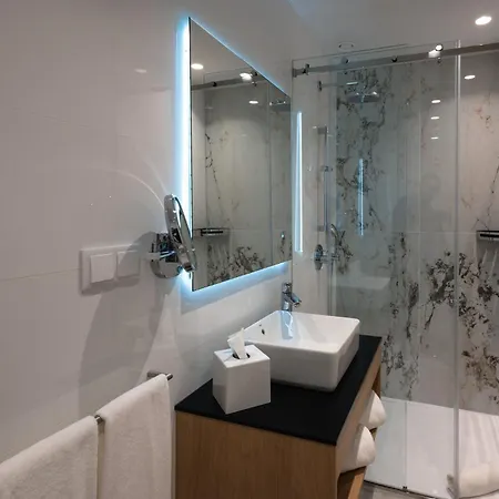 By Ihg Отель *