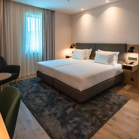 By Ihg 4*